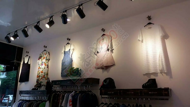 出售二手服装衣架和射灯与收银台98 / 作者:Mr.D / 帖子ID:186209