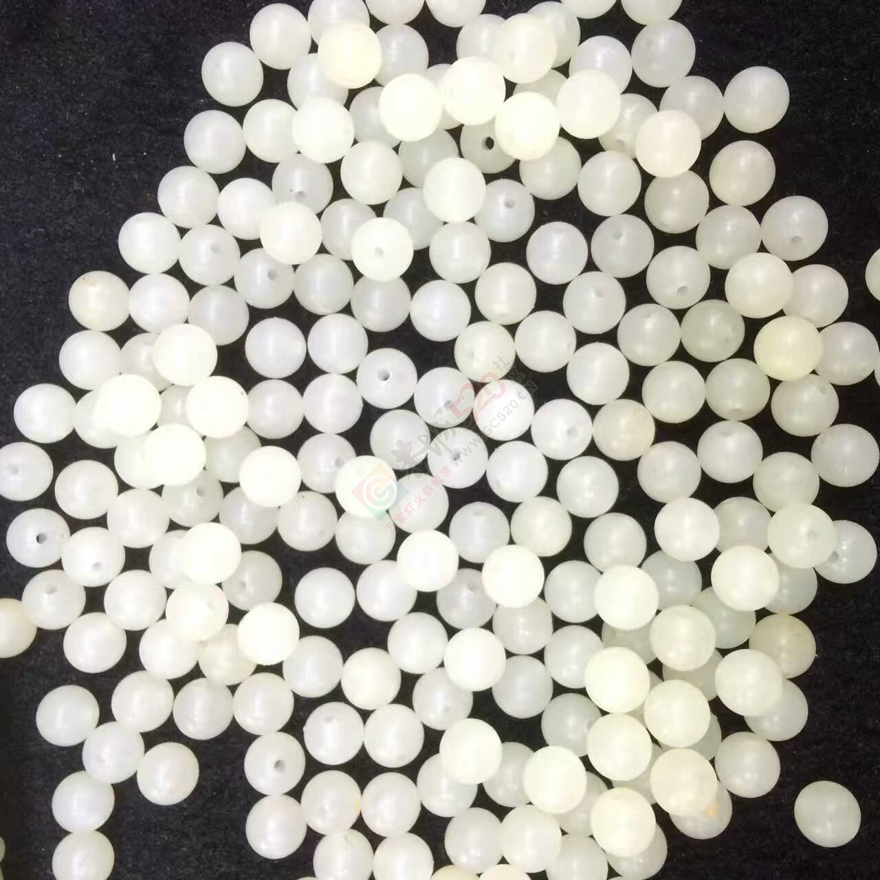 出手和田玉籽料戒子芯做的0.6珠子470 / 作者:月落风 / 帖子ID:186464