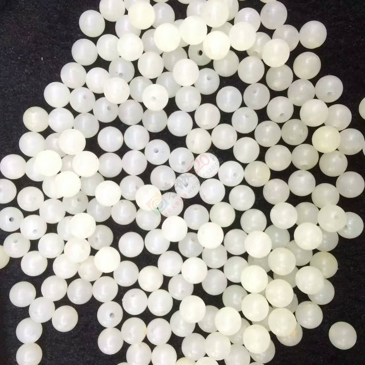 出手和田玉籽料戒子芯做的0.6珠子301 / 作者:月落风 / 帖子ID:186464
