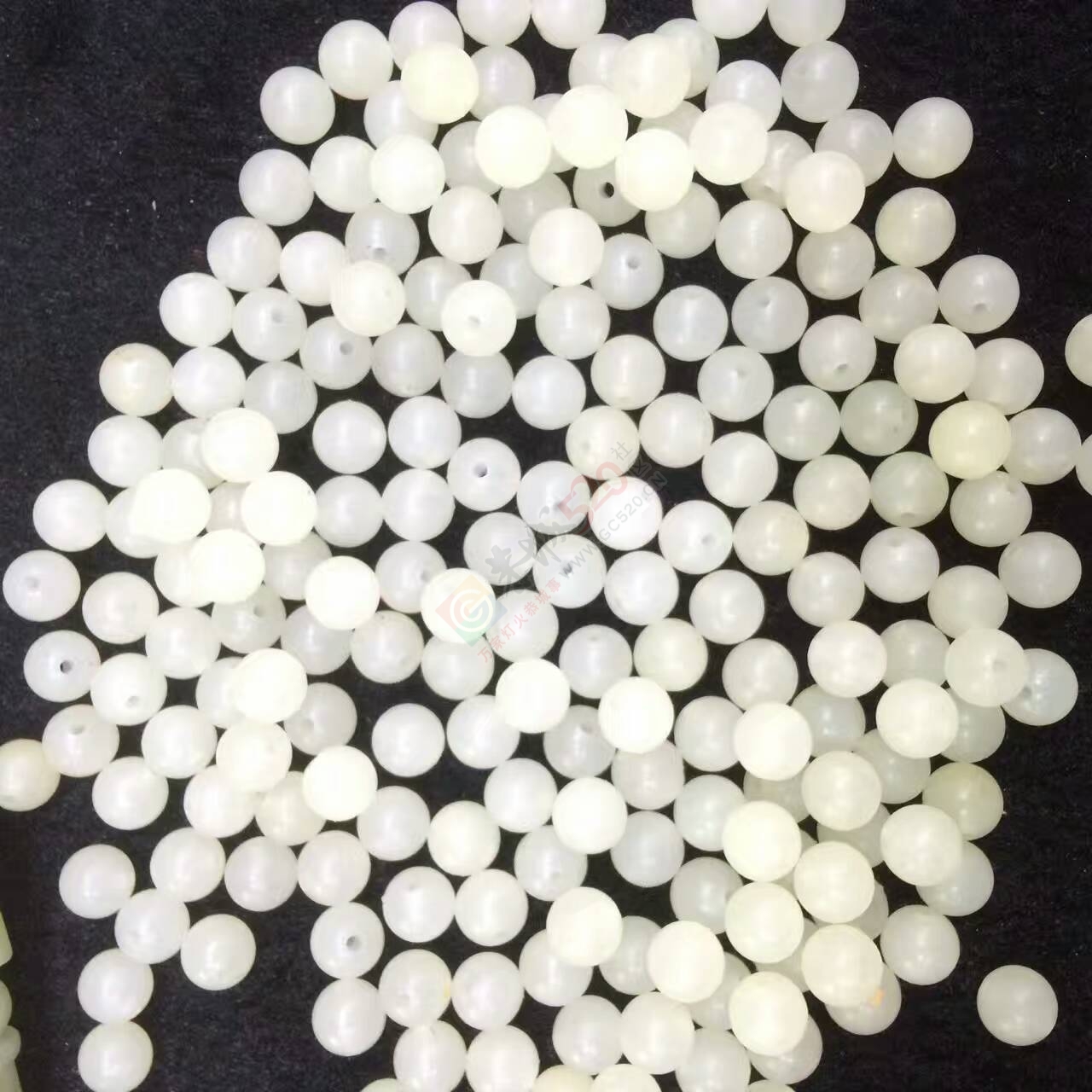 出手和田玉籽料戒子芯做的0.6珠子90 / 作者:月落风 / 帖子ID:186464