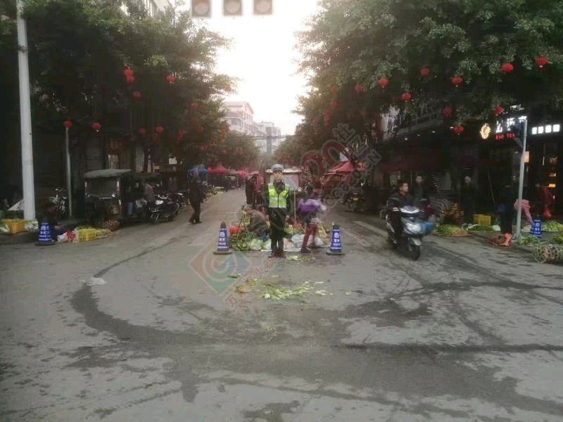 恭城交警除夕执勤保障24米街道路交通安全。987 / 作者:半指温柔沙 / 帖子ID:191378