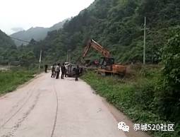 今早在莲花凤岩一搅拌车进河口倒楼，不想却因山路陡峭翻下20多米冲沟下！368 / 作者:社区小编 / 帖子ID:207075