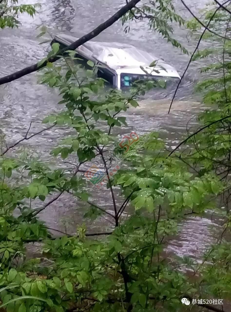 雨天行车须谨慎！观音周家塘路口路段一面包车“飞”入河中！76 / 作者:社区小编 / 帖子ID:207380