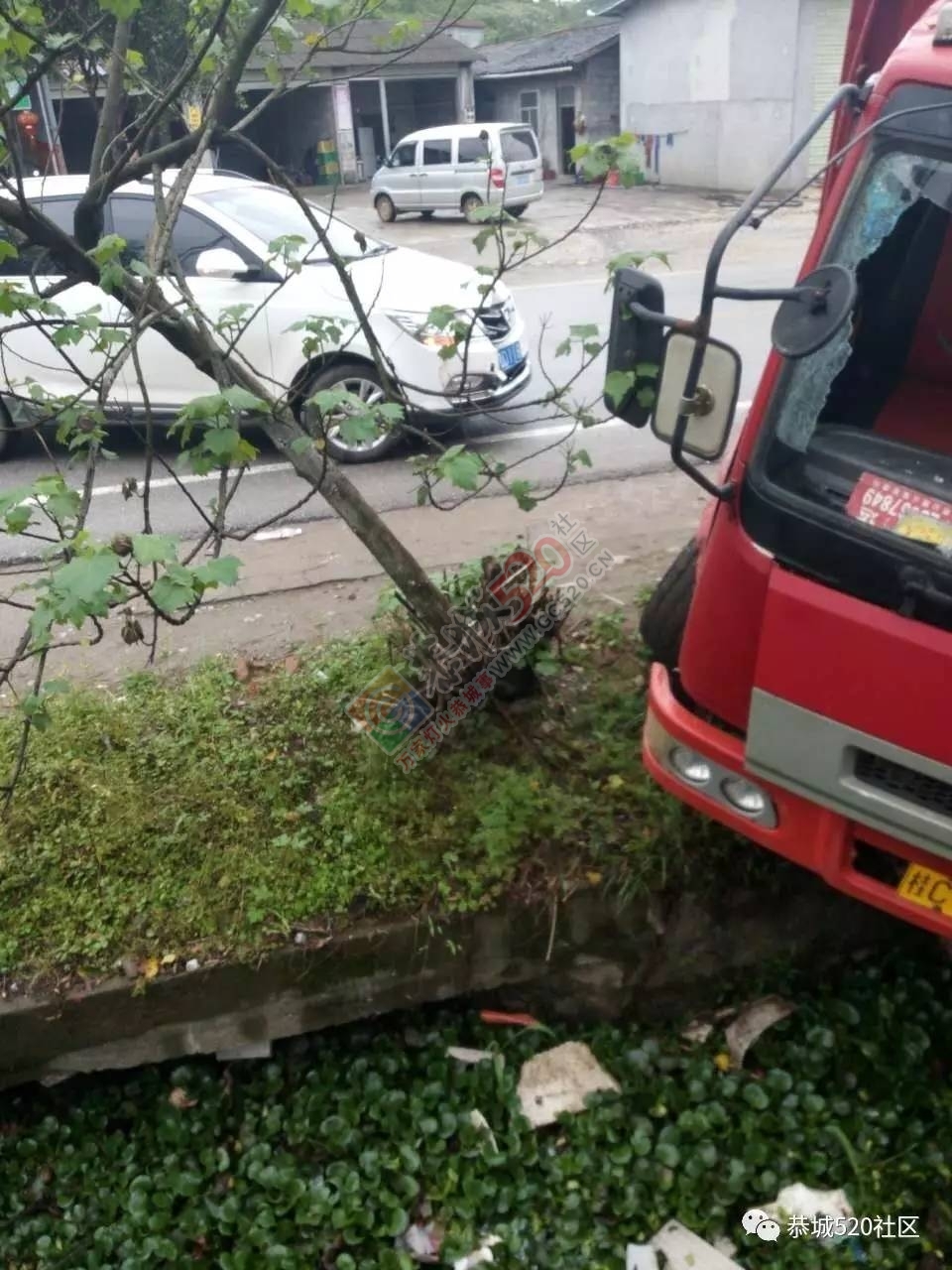 雨天行车须谨慎！观音周家塘路口路段一面包车“飞”入河中！92 / 作者:社区小编 / 帖子ID:207380