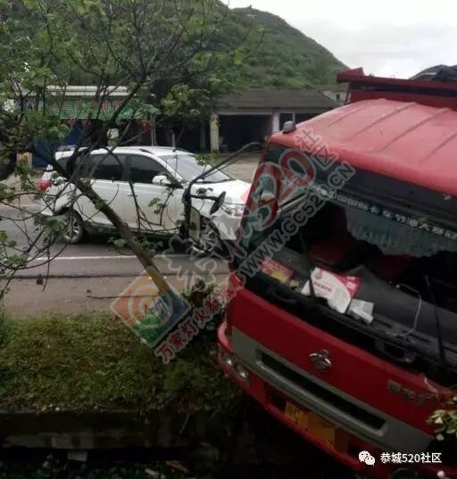 雨天行车须谨慎！观音周家塘路口路段一面包车“飞”入河中！727 / 作者:社区小编 / 帖子ID:207380