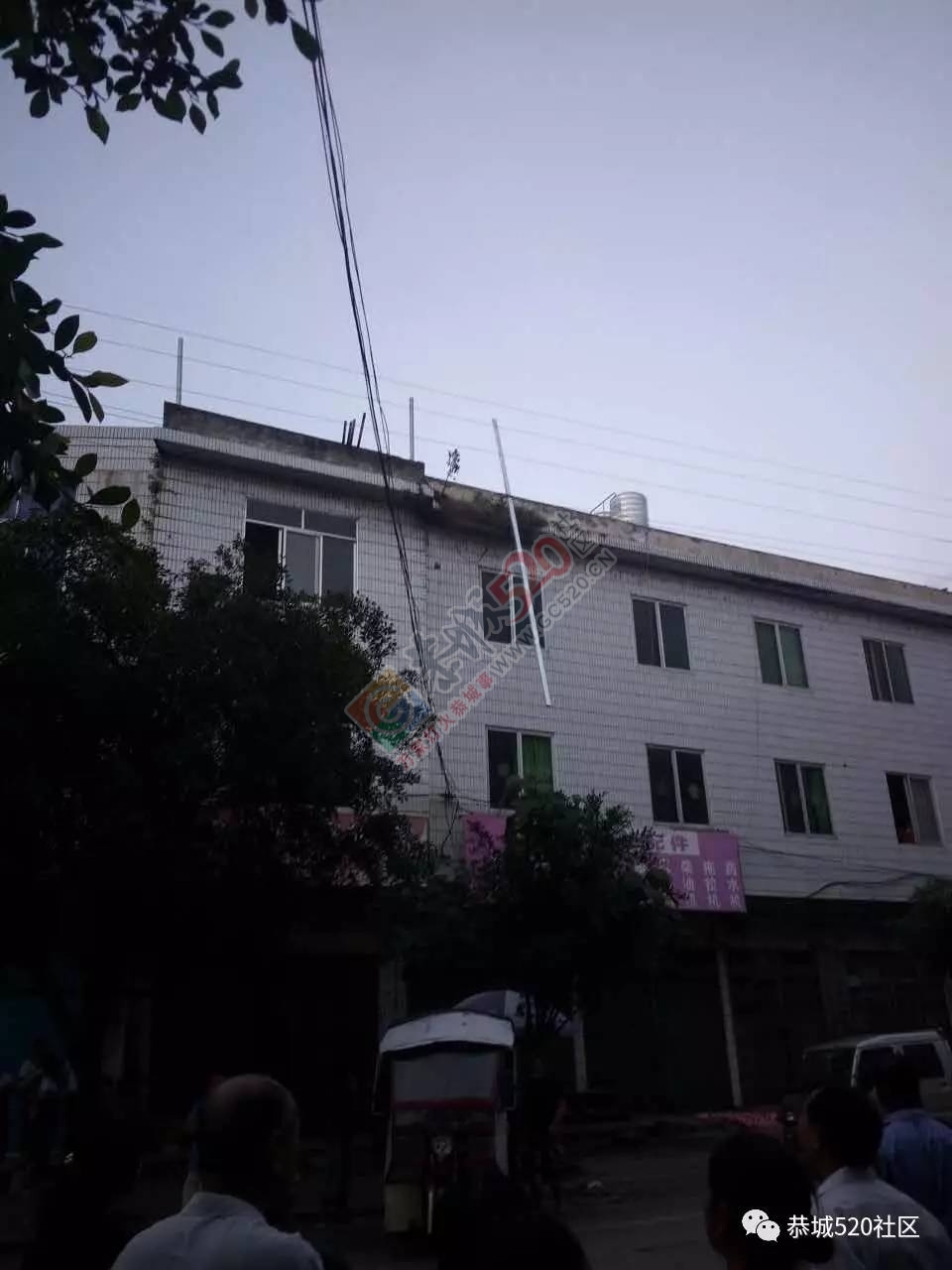 【突发】恭城西岭街一人在搭铁棚时不慎坠楼当场身亡831 / 作者:豌豆公主 / 帖子ID:222982