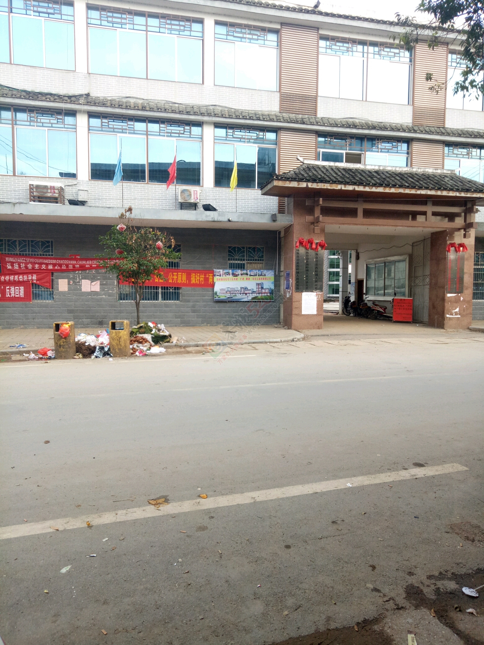 西岭乡政府门口要成垃圾池吗?难道没人管?570 / 作者:你如花老婆 / 帖子ID:223021