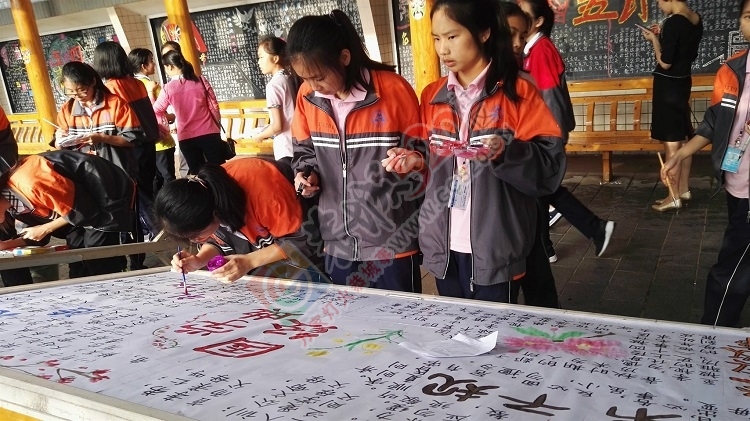 民族中学开展“诵国学，明礼仪”主题展板现场设计评比活动482 / 作者:豌豆公主 / 帖子ID:224657