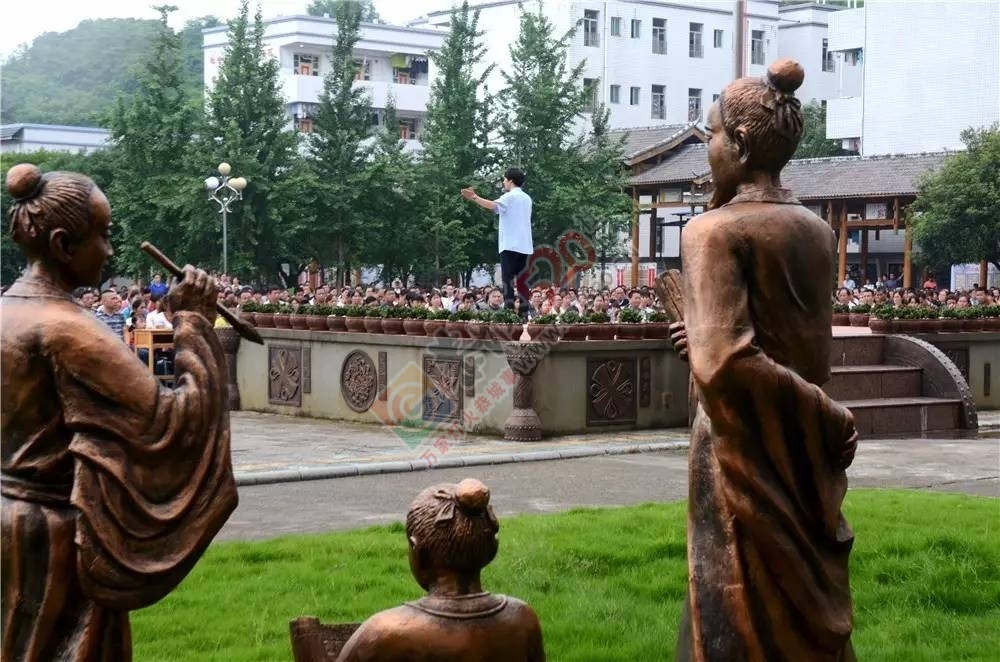 恭城民族中学举行“爱祖国 敬老师 孝父母”感恩励志专题讲座335 / 作者:糕富帅 / 帖子ID:227626