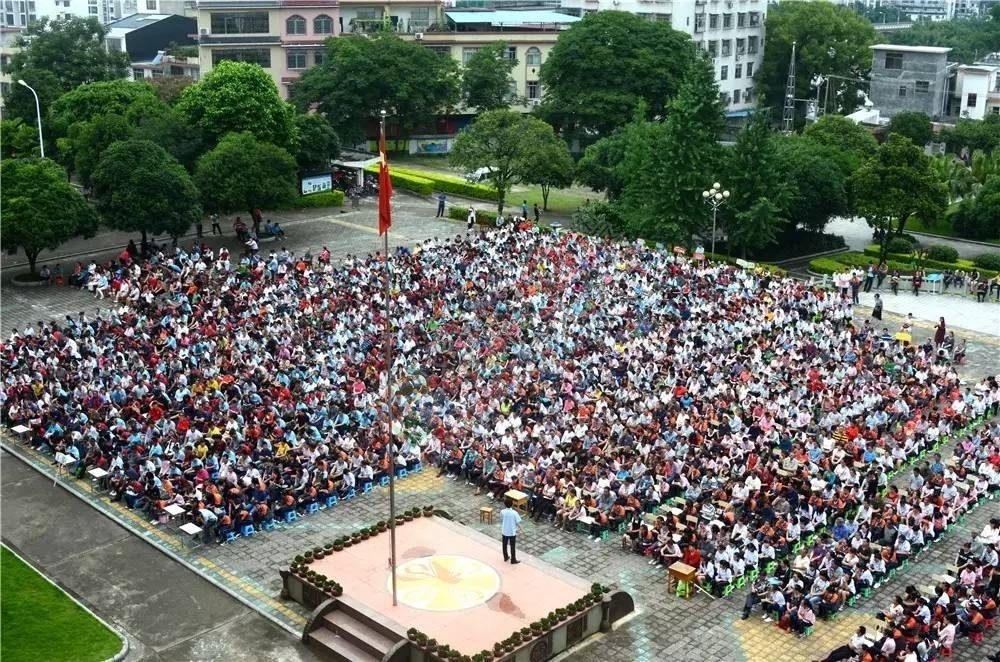 恭城民族中学举行“爱祖国 敬老师 孝父母”感恩励志专题讲座417 / 作者:糕富帅 / 帖子ID:227626