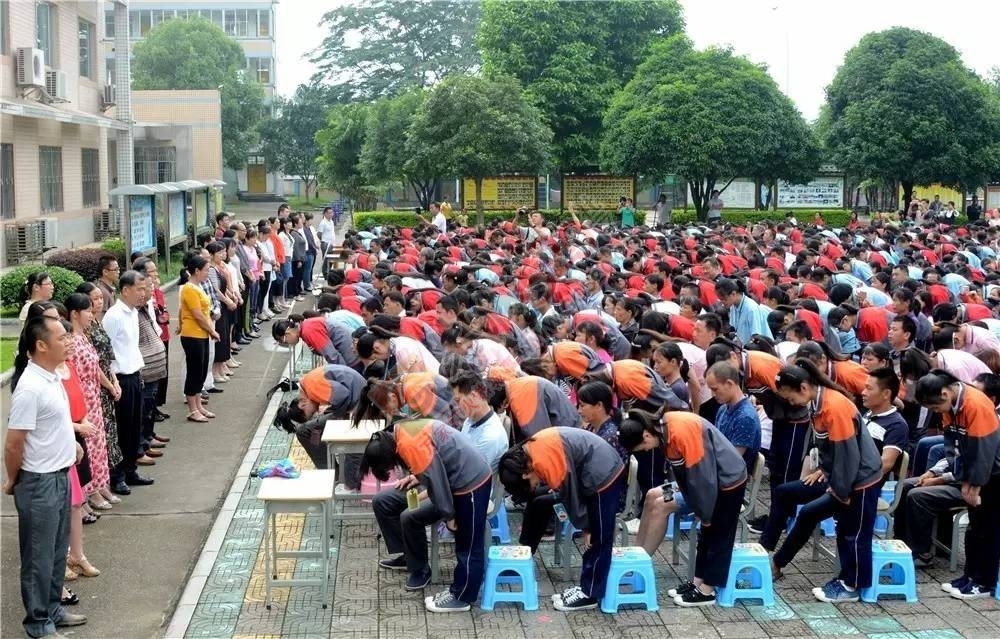 恭城民族中学举行“爱祖国 敬老师 孝父母”感恩励志专题讲座679 / 作者:糕富帅 / 帖子ID:227626