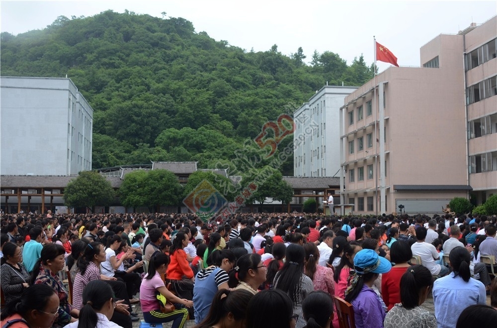 恭城民族中学举行“爱祖国 敬老师 孝父母”感恩励志专题讲座640 / 作者:糕富帅 / 帖子ID:227626