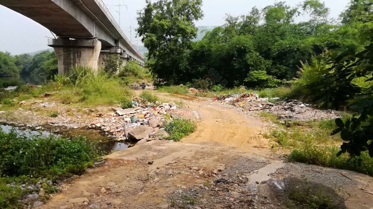 茶江上游凤凰山脚铁路下垃圾堆成山245 / 作者:茶江人 / 帖子ID:232122