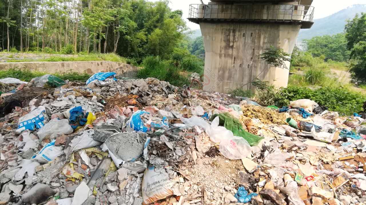 茶江上游凤凰山脚铁路下垃圾堆成山23 / 作者:茶江人 / 帖子ID:232122