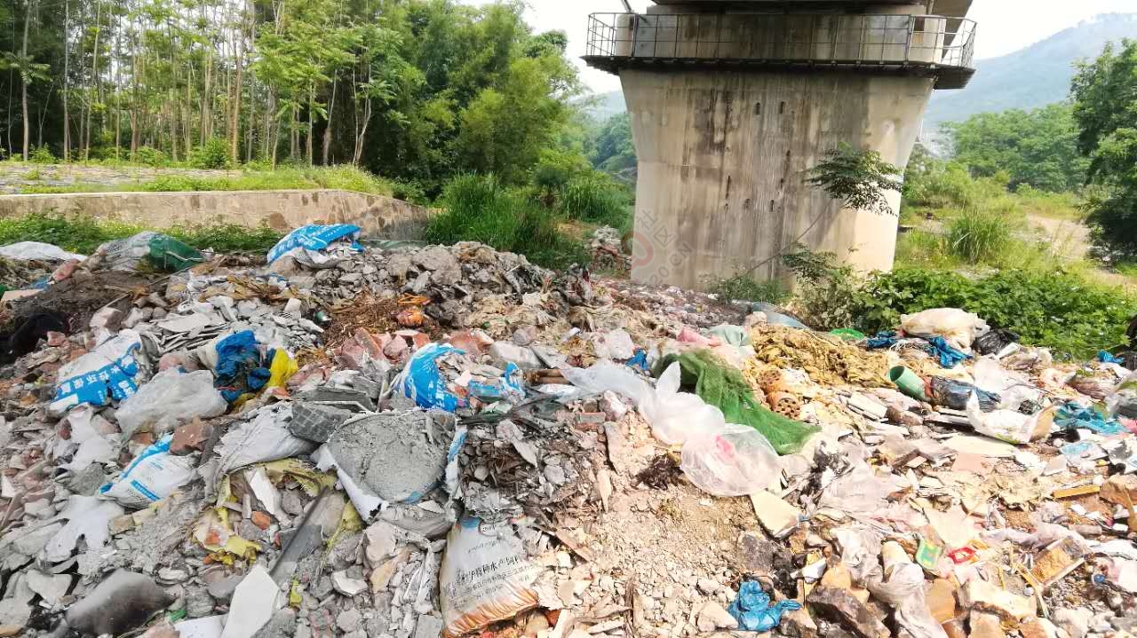 茶江上游凤凰山脚铁路下垃圾堆成山444 / 作者:茶江人 / 帖子ID:232122