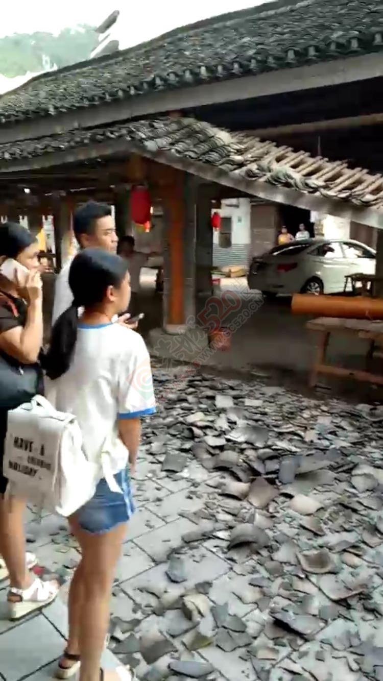 马路杀手女司机？刚刚龙虎关一辆湖南车把街道撞了，闹子场都倒塌了677 / 作者:黑白年代 / 帖子ID:232205