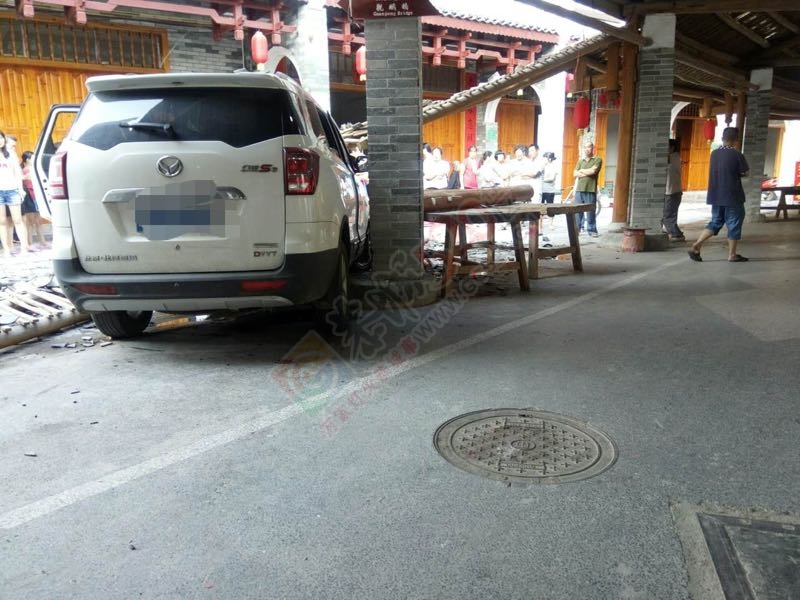 马路杀手女司机？刚刚龙虎关一辆湖南车把街道撞了，闹子场都倒塌了549 / 作者:黑白年代 / 帖子ID:232205