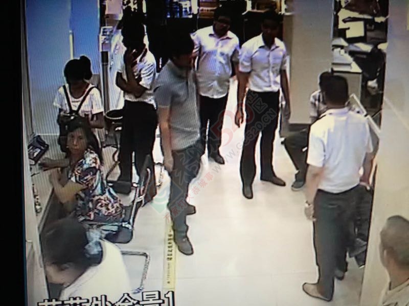 黑死人，莲花农村信用社一男子突发心脏病，突然就倒下去了258 / 作者:奇葩处处有 / 帖子ID:232206