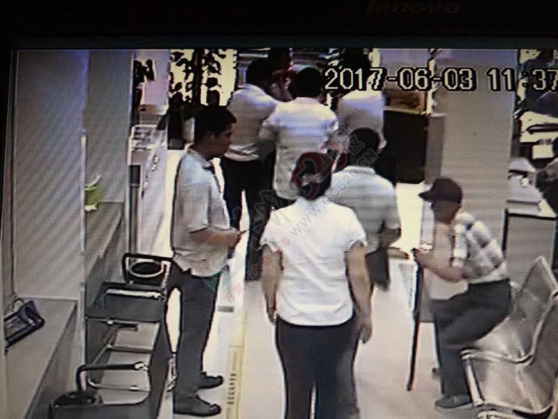 黑死人，莲花农村信用社一男子突发心脏病，突然就倒下去了135 / 作者:奇葩处处有 / 帖子ID:232206