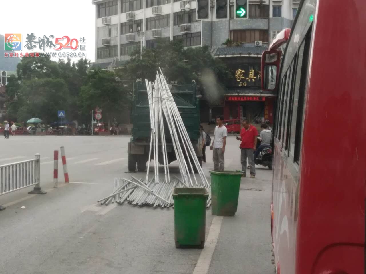 险！老车站红绿灯一拉钢材车子钢材突然掉下来366 / 作者:红花绿叶 / 帖子ID:232237