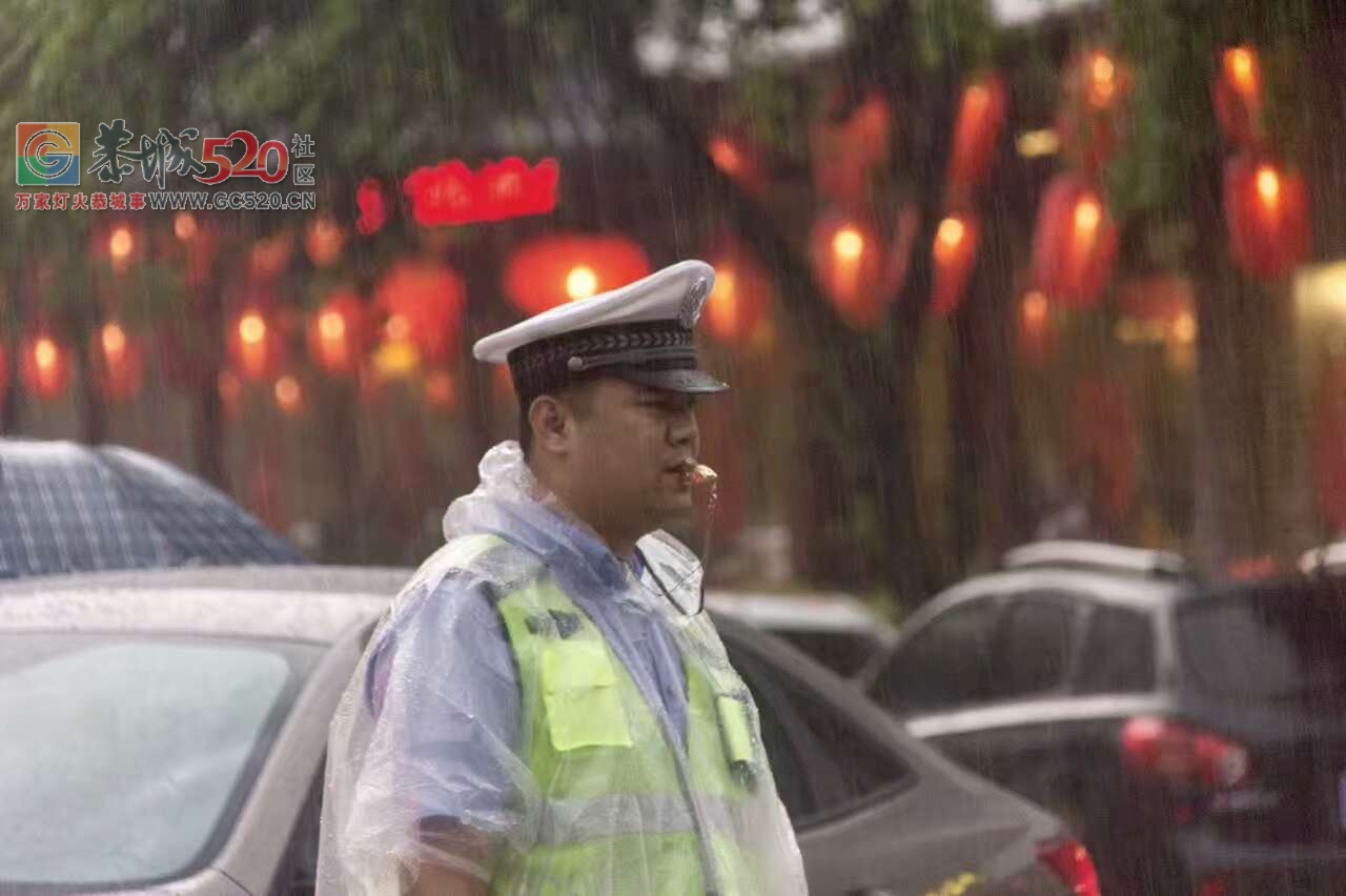 冒着大雨执勤的警察为高考护航464 / 作者:A梦angel / 帖子ID:232293