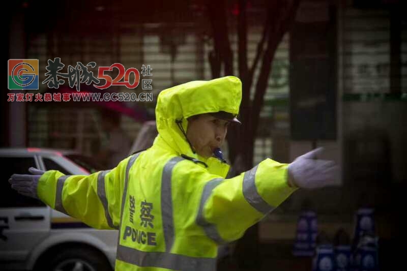 冒着大雨执勤的警察为高考护航716 / 作者:A梦angel / 帖子ID:232293