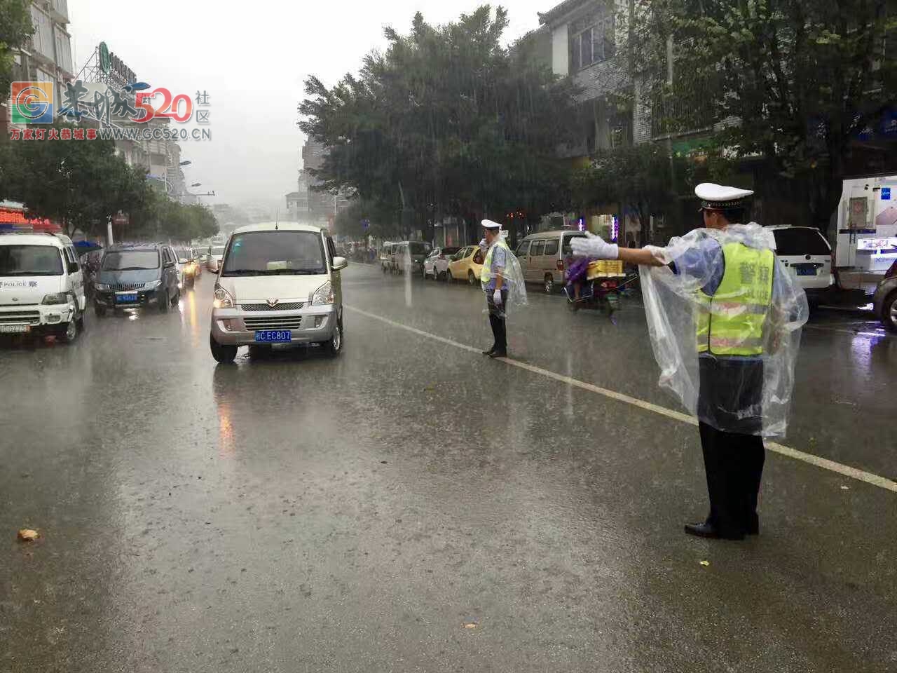 冒着大雨执勤的警察为高考护航508 / 作者:A梦angel / 帖子ID:232293