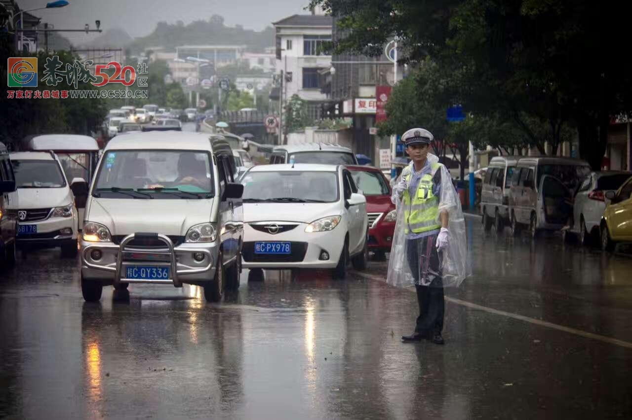 冒着大雨执勤的警察为高考护航314 / 作者:A梦angel / 帖子ID:232293
