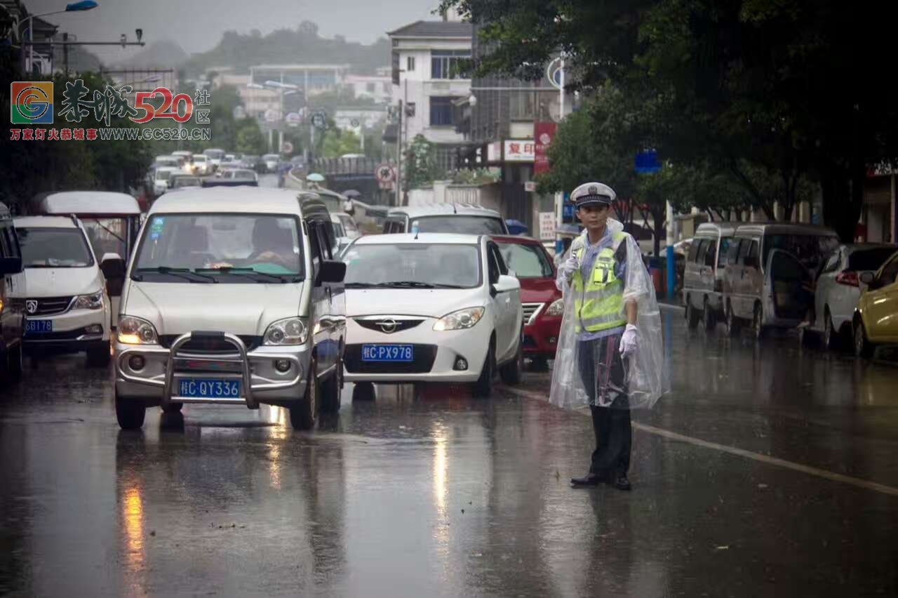 冒着大雨执勤的警察为高考护航897 / 作者:A梦angel / 帖子ID:232293