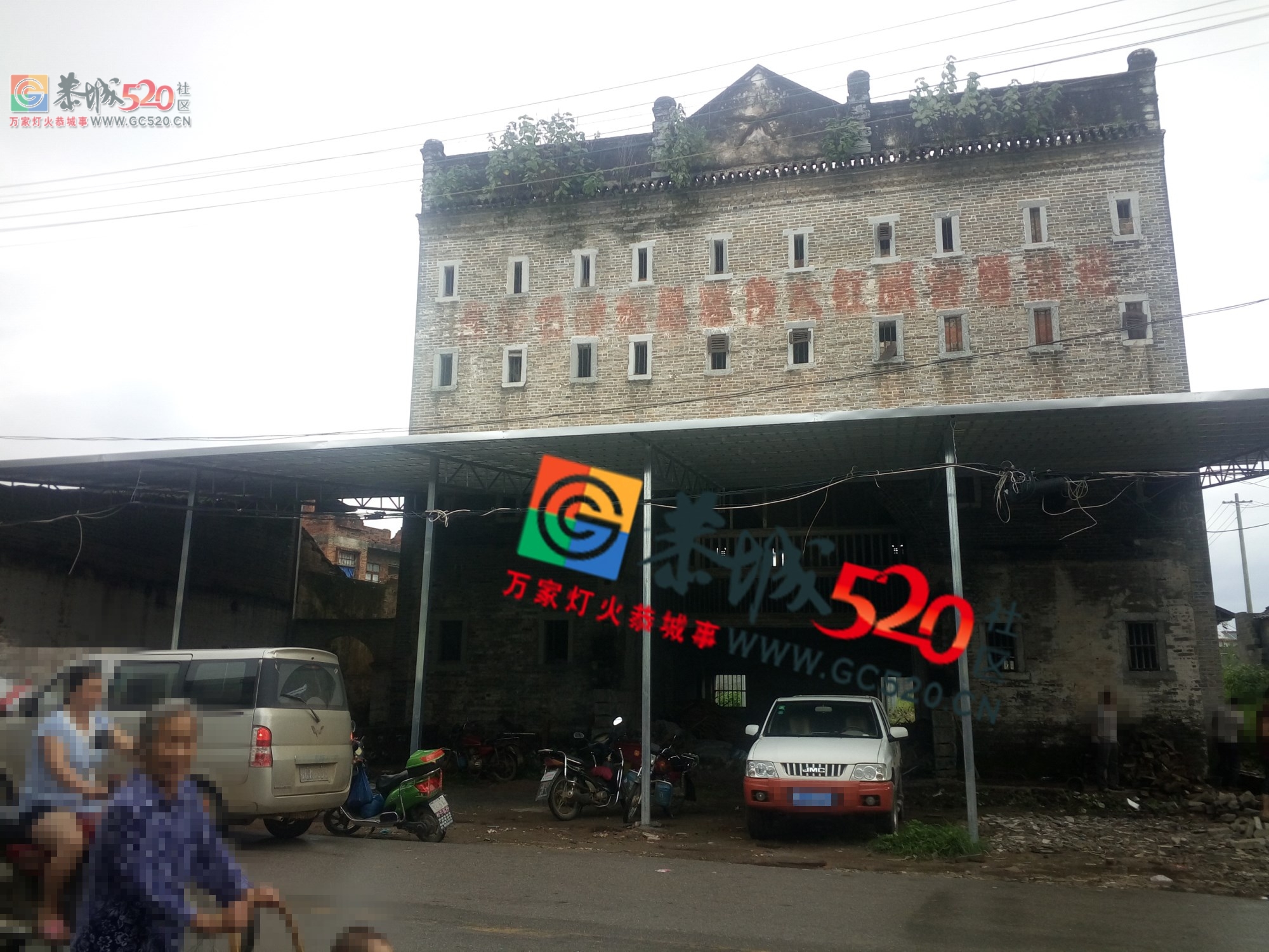 西岭老当铺门口又开始搭棚子了 ， 有没有人管啊！！一个西岭镇村民想说的话！993 / 作者:该做的事情 / 帖子ID:232295