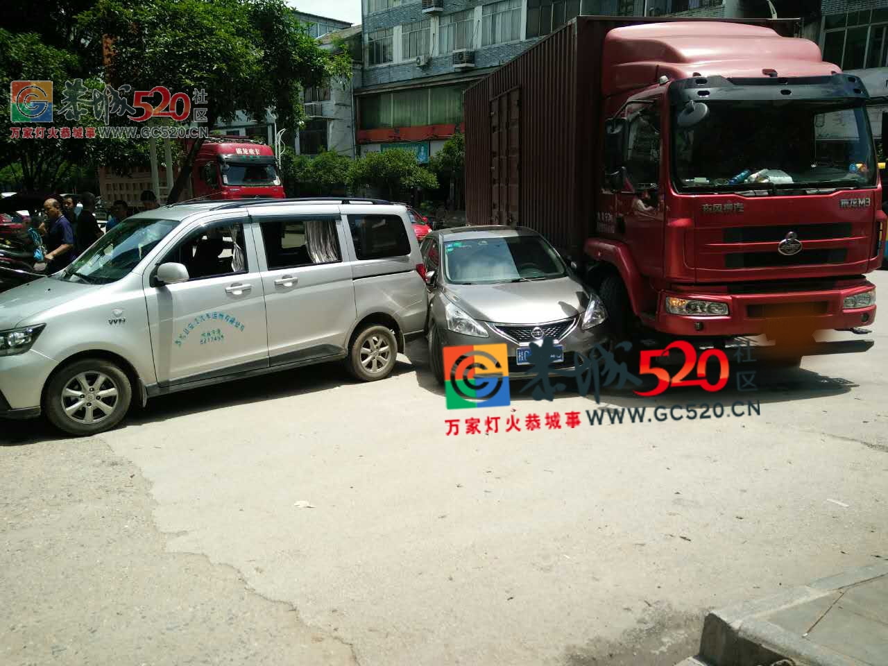 又是车祸！！老车站物资局门口！172 / 作者:啤酒加烤串儿 / 帖子ID:232310