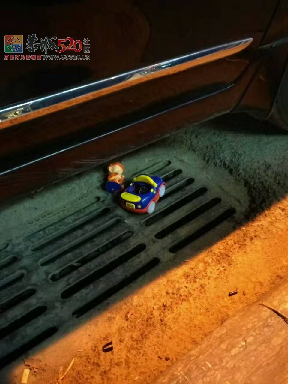 气愤！万福嘉园小区住户三番五次丢东西到人行道，跟物业讲，物业不理还说让我报警！586 / 作者:婷婷妹 / 帖子ID:233085