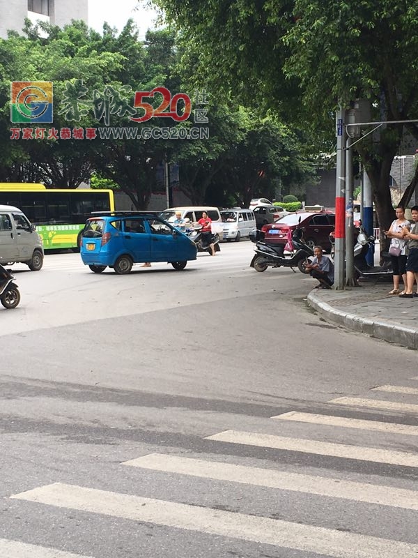 十字街电瓶车和一三轮摩托车碰撞！好久都不移车，影响交通!252 / 作者:以空。 / 帖子ID:233248