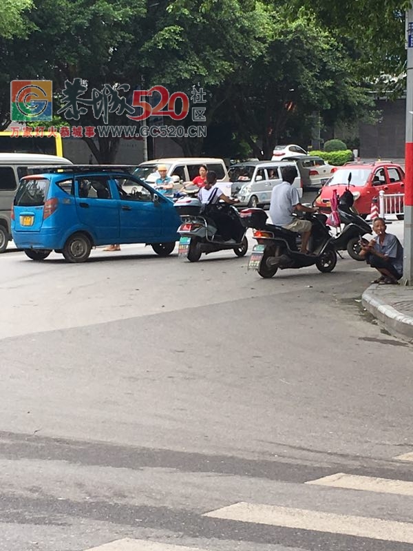 十字街电瓶车和一三轮摩托车碰撞！好久都不移车，影响交通!847 / 作者:以空。 / 帖子ID:233248