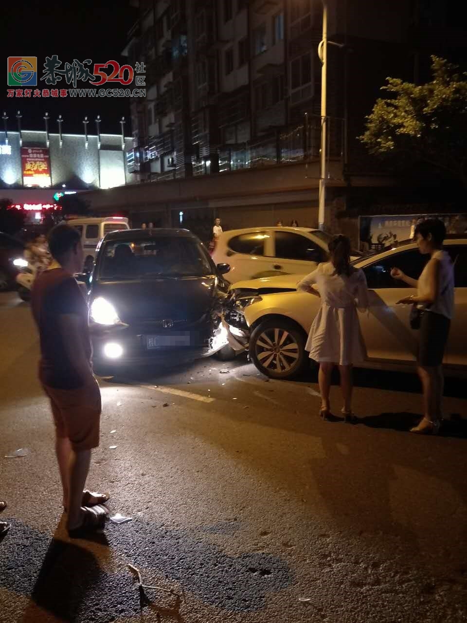 8点3O左右文武路茶江投资公司门口突发两车对車,就酱紫亲上去了！394 / 作者:baby甜心 / 帖子ID:233249
