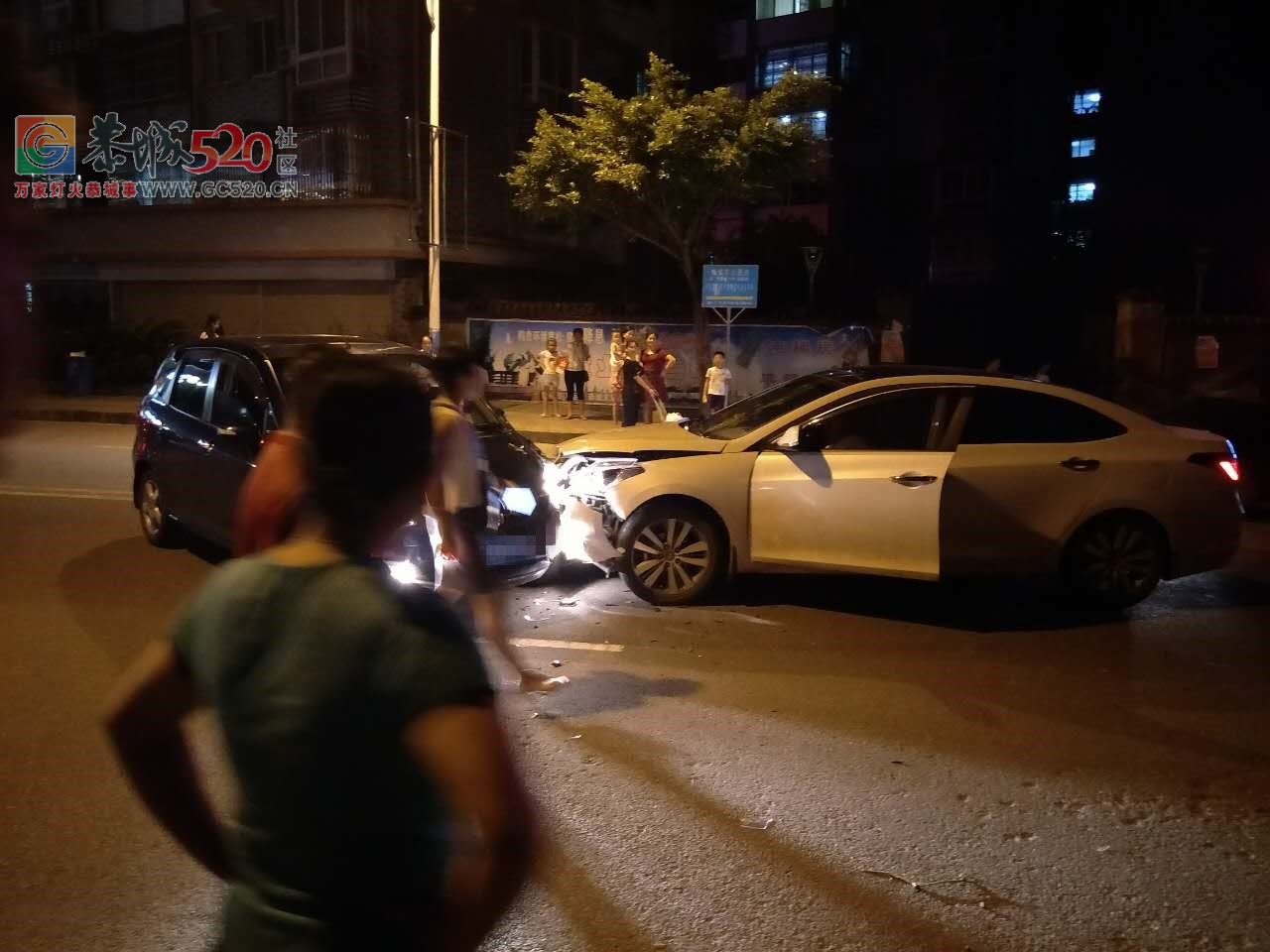 8点3O左右文武路茶江投资公司门口突发两车对車,就酱紫亲上去了！354 / 作者:baby甜心 / 帖子ID:233249