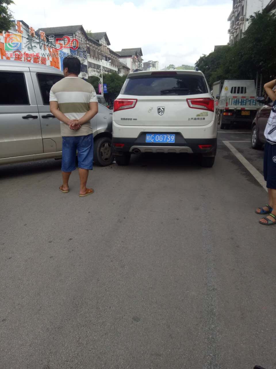 城北市场交通事故！面包车撞上宝骏560357 / 作者:三江黄坪 / 帖子ID:233316