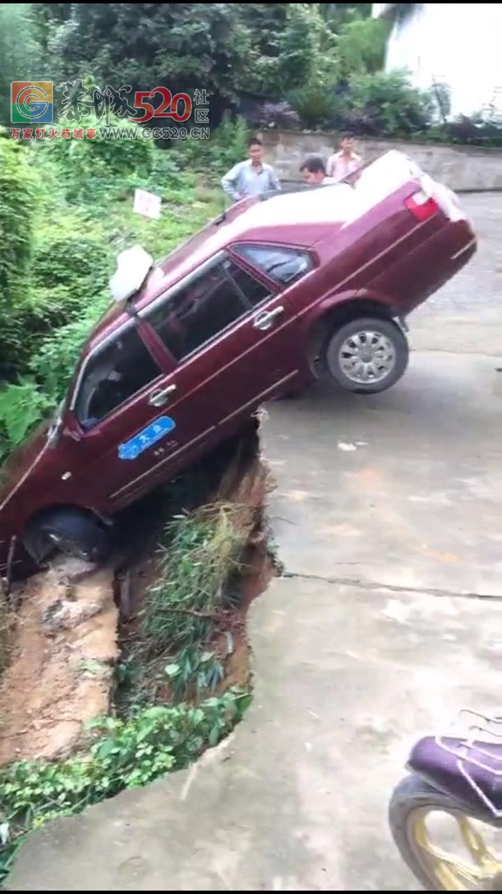 平安乡对河村，落雨天水泥路下面的泥巴都流走了，出租车车头跟地面“亲密接触”！440 / 作者:婷婷妹 / 帖子ID:233366