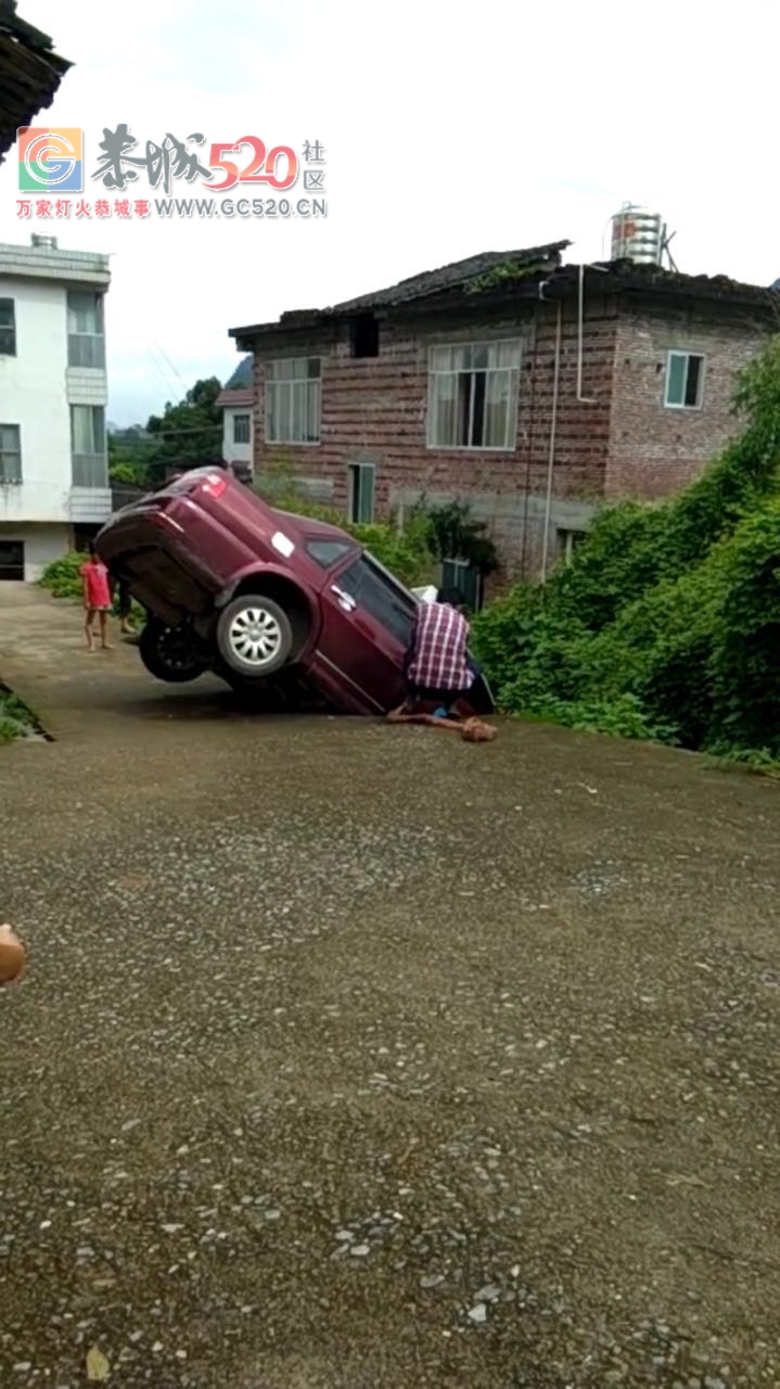 平安乡对河村，落雨天水泥路下面的泥巴都流走了，出租车车头跟地面“亲密接触”！992 / 作者:婷婷妹 / 帖子ID:233366