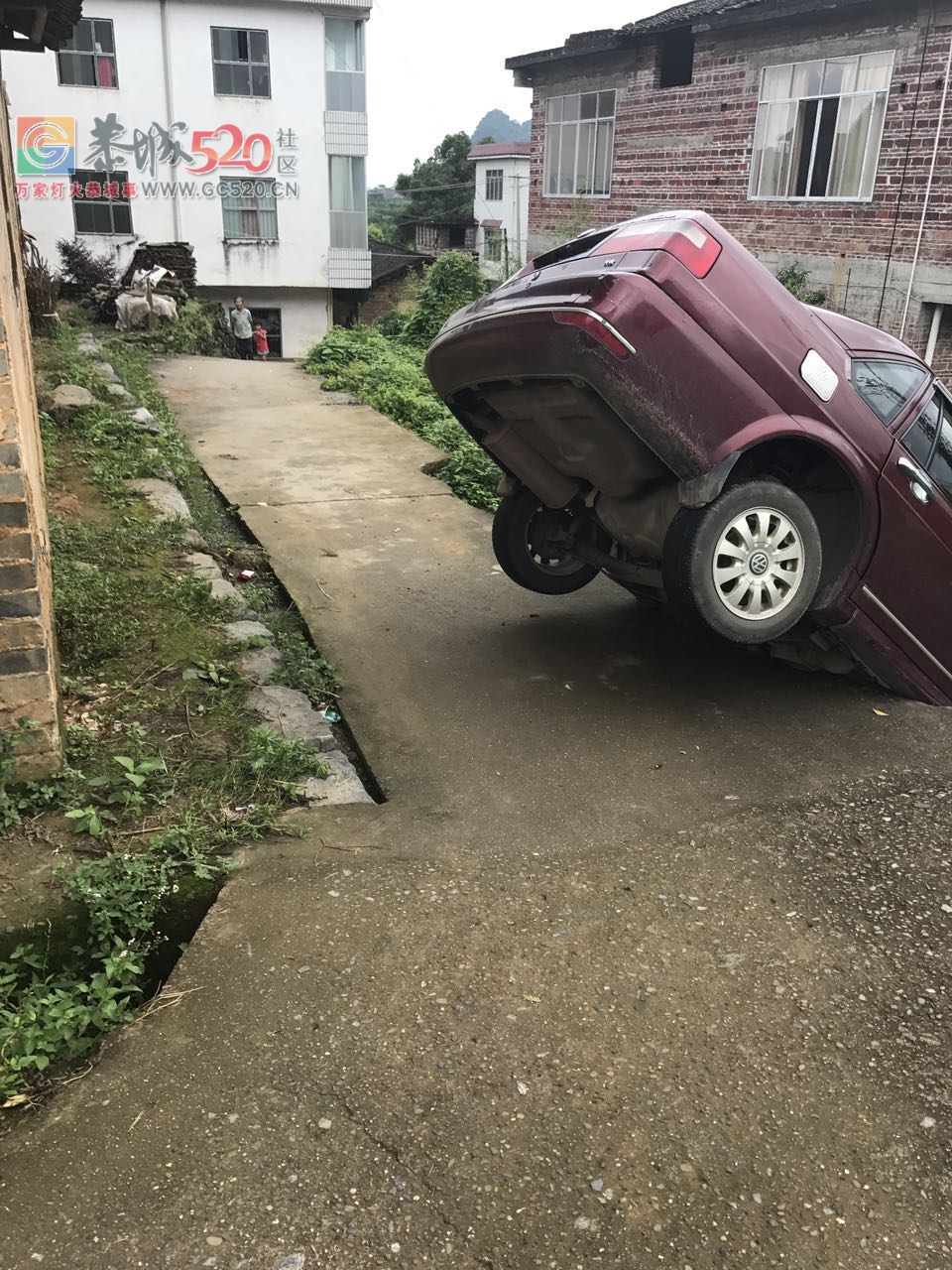 平安乡对河村，落雨天水泥路下面的泥巴都流走了，出租车车头跟地面“亲密接触”！618 / 作者:婷婷妹 / 帖子ID:233366