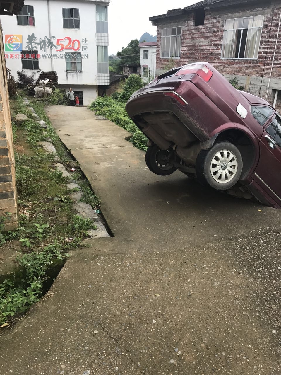 平安乡对河村，落雨天水泥路下面的泥巴都流走了，出租车车头跟地面“亲密接触”！752 / 作者:婷婷妹 / 帖子ID:233366