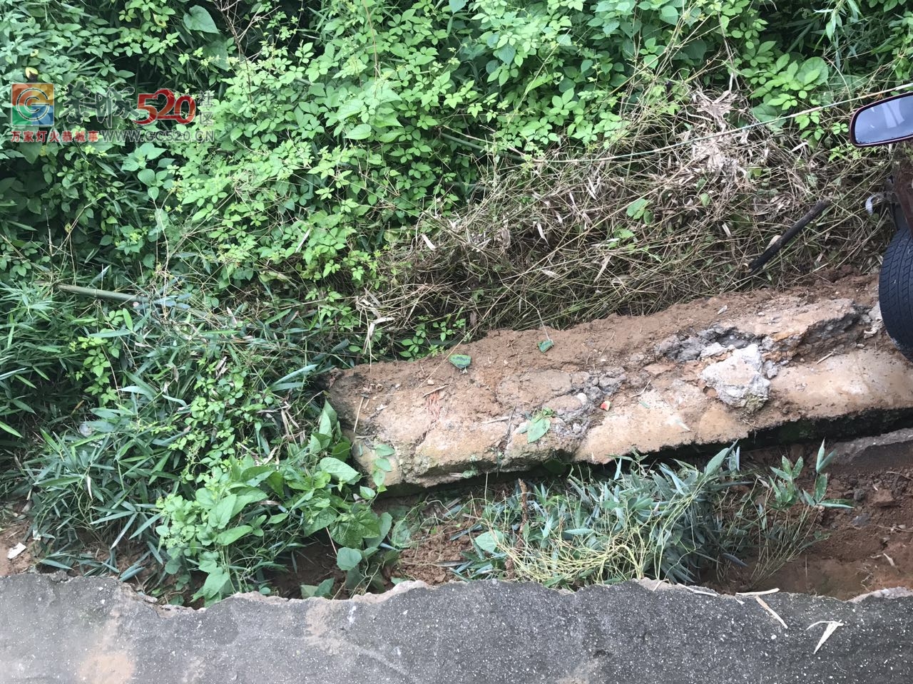平安乡对河村，落雨天水泥路下面的泥巴都流走了，出租车车头跟地面“亲密接触”！726 / 作者:婷婷妹 / 帖子ID:233366