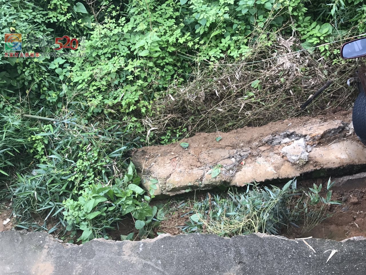 平安乡对河村，落雨天水泥路下面的泥巴都流走了，出租车车头跟地面“亲密接触”！563 / 作者:婷婷妹 / 帖子ID:233366