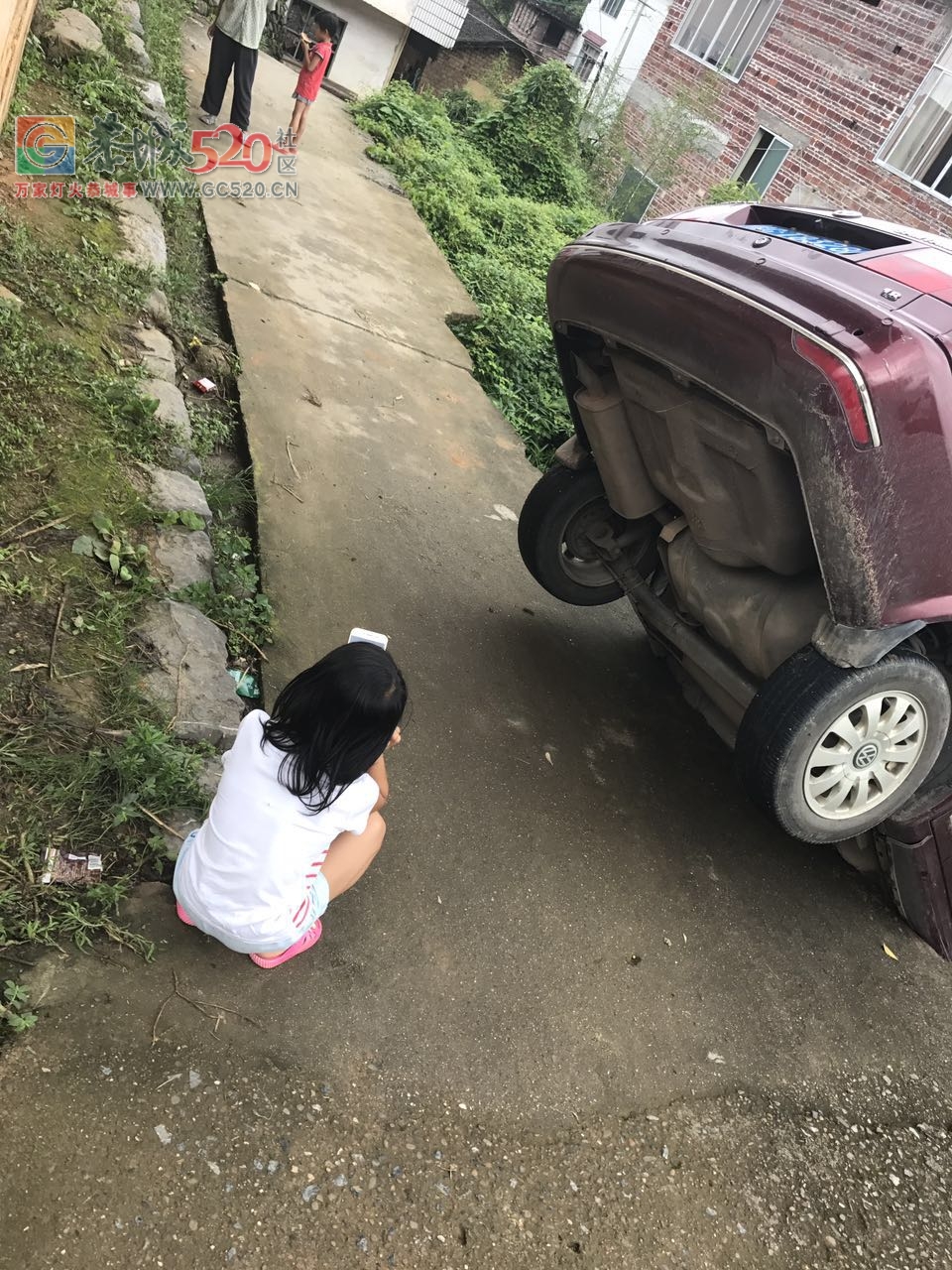 平安乡对河村，落雨天水泥路下面的泥巴都流走了，出租车车头跟地面“亲密接触”！515 / 作者:婷婷妹 / 帖子ID:233366