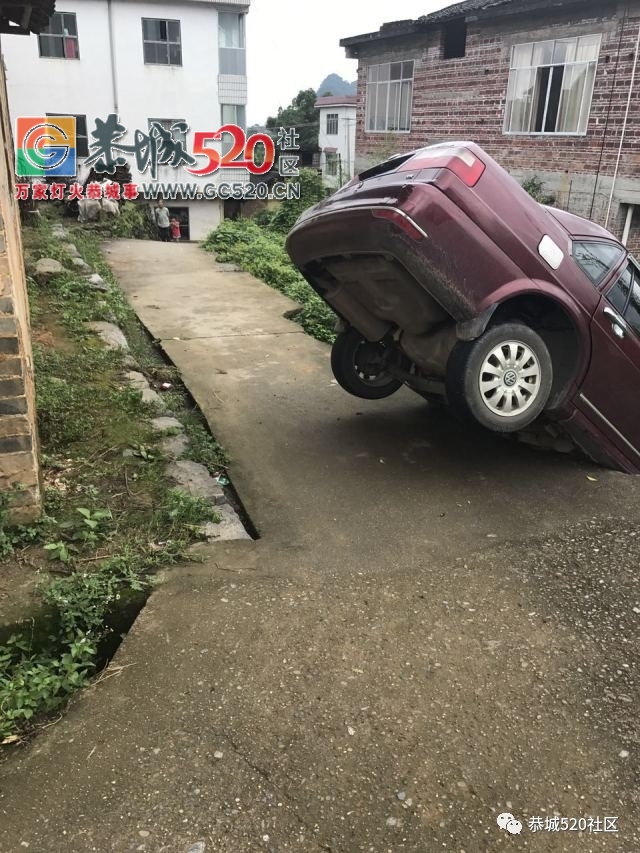 【恭城身边事】平安乡对河村一辆出租车冲下路基； 滨江苑一居民家中冒浓烟；爱车在...313 / 作者:社区小编 / 帖子ID:233384
