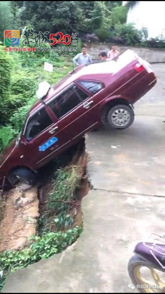 【恭城身边事】平安乡对河村一辆出租车冲下路基； 滨江苑一居民家中冒浓烟；爱车在...789 / 作者:社区小编 / 帖子ID:233384