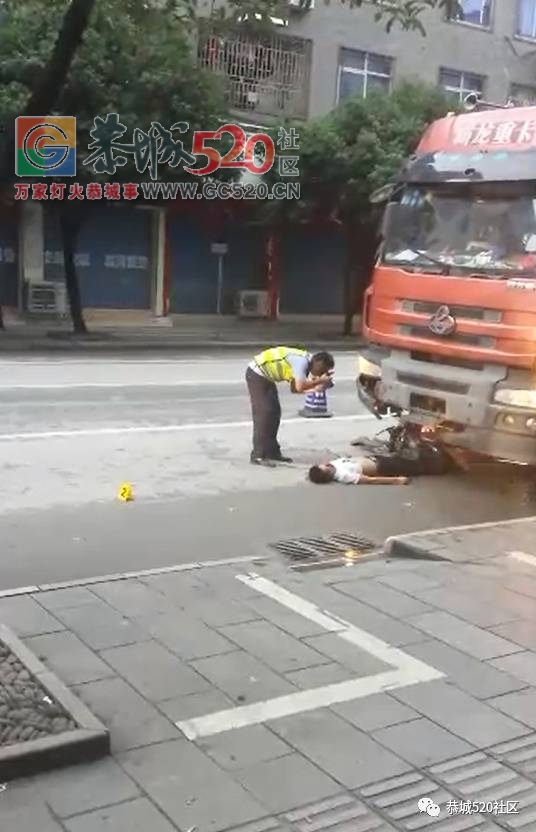 今晨恭城防疫站附近一男子骑摩托车撞上一辆停在路边的大货车，骑摩托男子当场身亡！461 / 作者:社区小编 / 帖子ID:233467