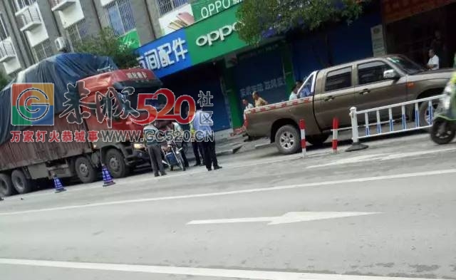 今晨恭城防疫站附近一男子骑摩托车撞上一辆停在路边的大货车，骑摩托男子当场身亡！448 / 作者:社区小编 / 帖子ID:233467