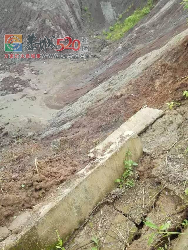 【恭城身边事】高洲灌溉农田水渠被破坏；栗木田洞村&#18907;拉水果的货车翻在路边...732 / 作者:社区小编 / 帖子ID:233478