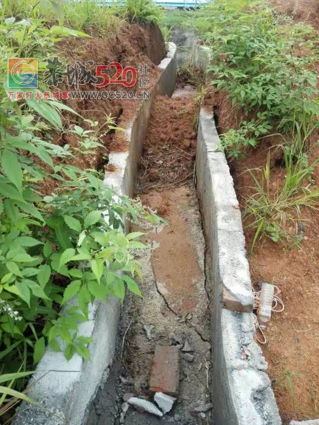 【恭城身边事】高洲灌溉农田水渠被破坏；栗木田洞村&#18907;拉水果的货车翻在路边...300 / 作者:社区小编 / 帖子ID:233478